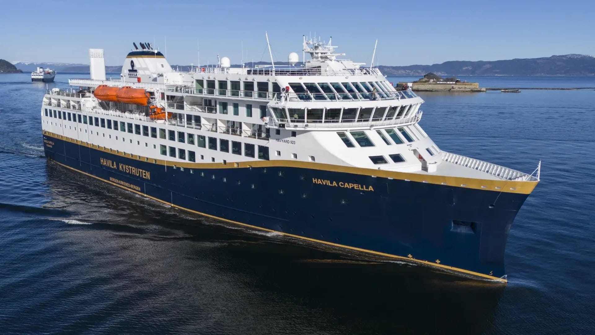 Optimizing luxury cruise vessel interiors with professional marine engineering and furniture installation