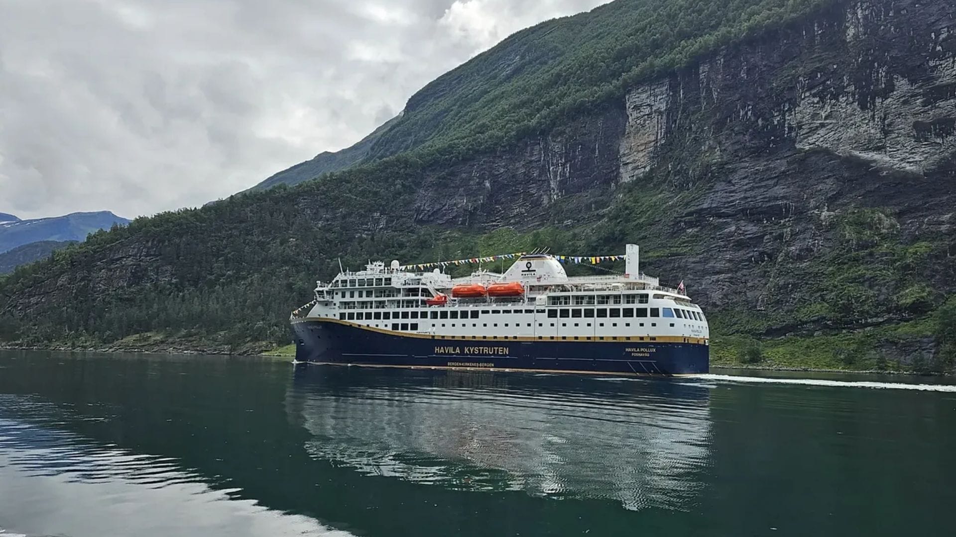 Optimizing luxury cruise vessel interiors with professional marine engineering and furniture installation