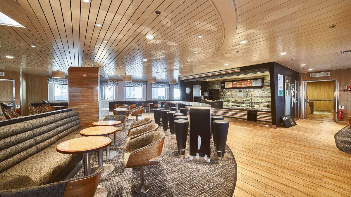 accomar-marine-cafe-lounge-bar-seating-area