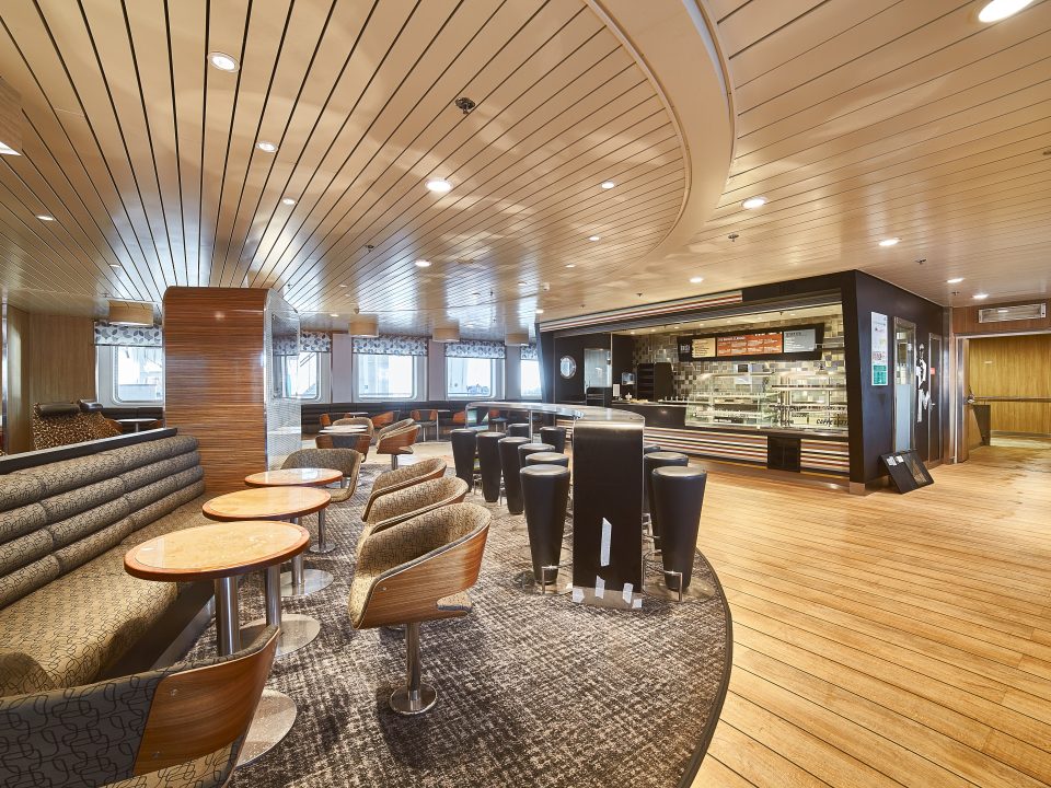 accomar-marine-cafe-lounge-bar-seating-area