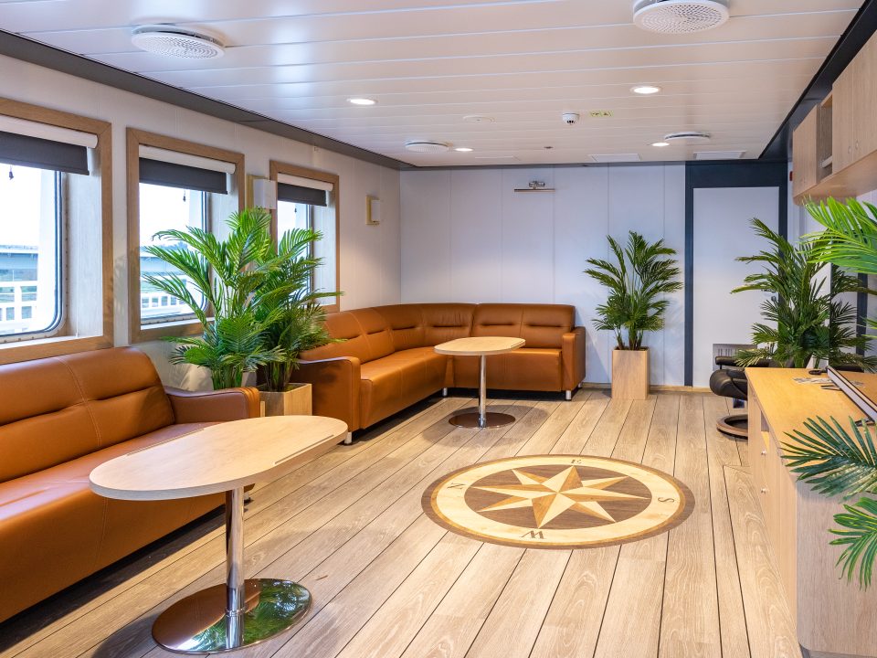 accomar-marine-crew-lounge-seating-area