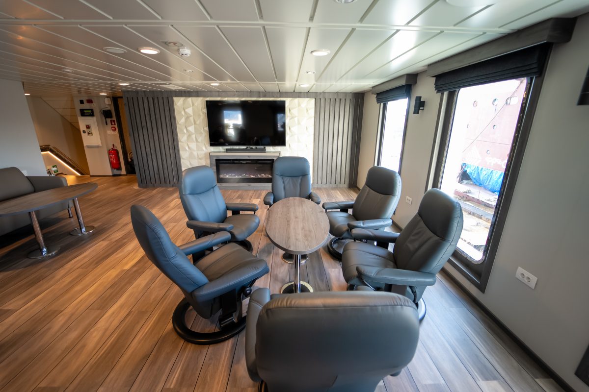 Accomar Marine Premium Lounge Fireplace Seating Area