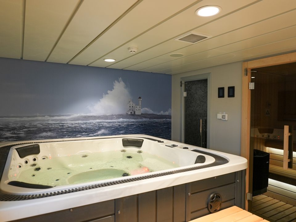 accomar-marine-spa-jacuzzi-and-sauna-room