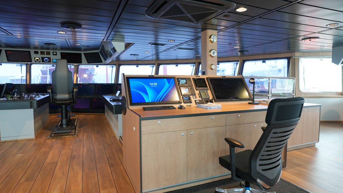 Accomar Marine Vessel Navigation Desk
