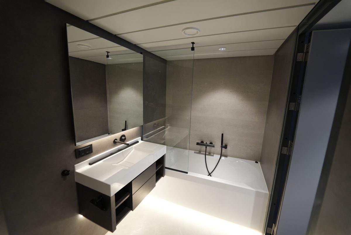 Accomar Modern Bathroom With Bathtub