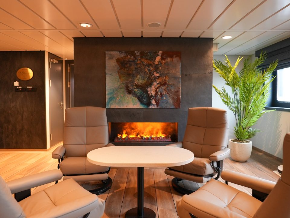 accomar-modern-fireplace-lounge-interior
